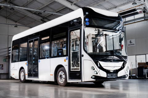 Két darab elektromos midibuszt szállít Görögországba az Ikarus