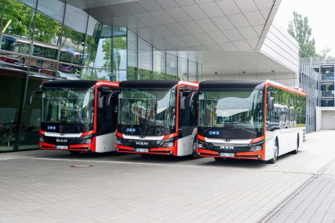 Átadták az első háromajtós, 12 méteres MAN Lion’s Intercity LE EfficientHybrid autóbuszokat
