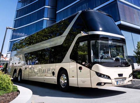 Egy élet a buszokért: Skyliner-kiadással tiszteleg az MAN Konrad Auwärter, a típus megálmodója előtt