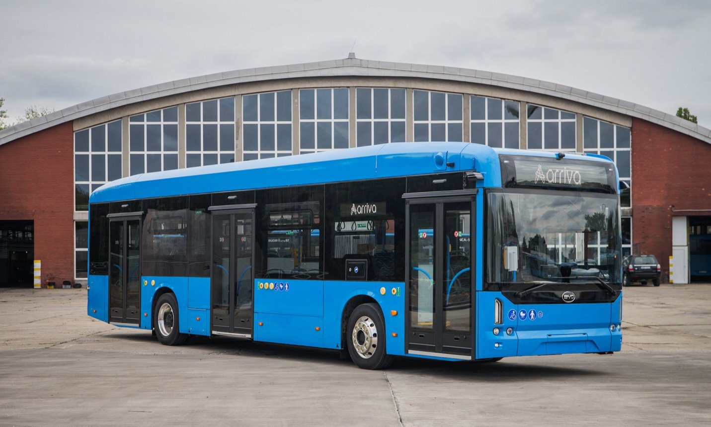 Megérkezett az első BYD B12-es villanybusz az ArrivaBus telephelyére