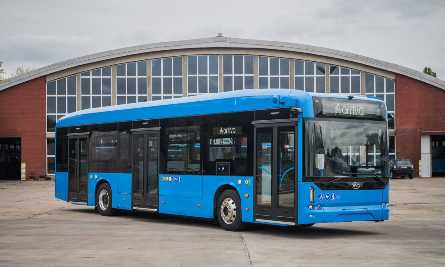 Megérkezett az első BYD B12-es villanybusz az ArrivaBus telephelyére