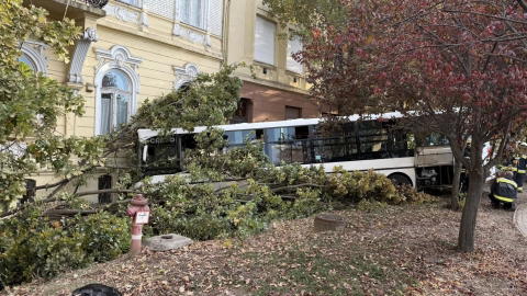 Iskolaépületnek csapódott a Volán egyik autóbusza Szolnokon