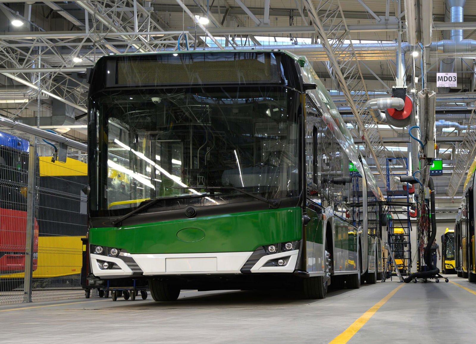 Milánó 105 darab, 700 kWh-s akkumulátorral szerelt csuklós Solaris villanybuszt állít forgalomba
