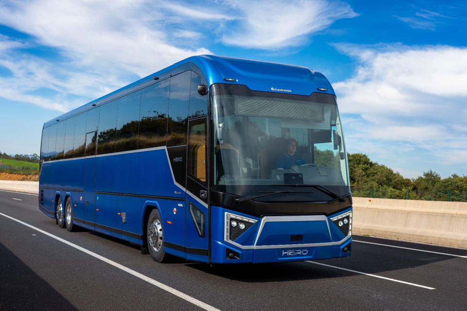 Busworld Europe 2025: Volvo BZR alvázon mutatkozott be a Castrosua első távolsági villanybusza, a HERO