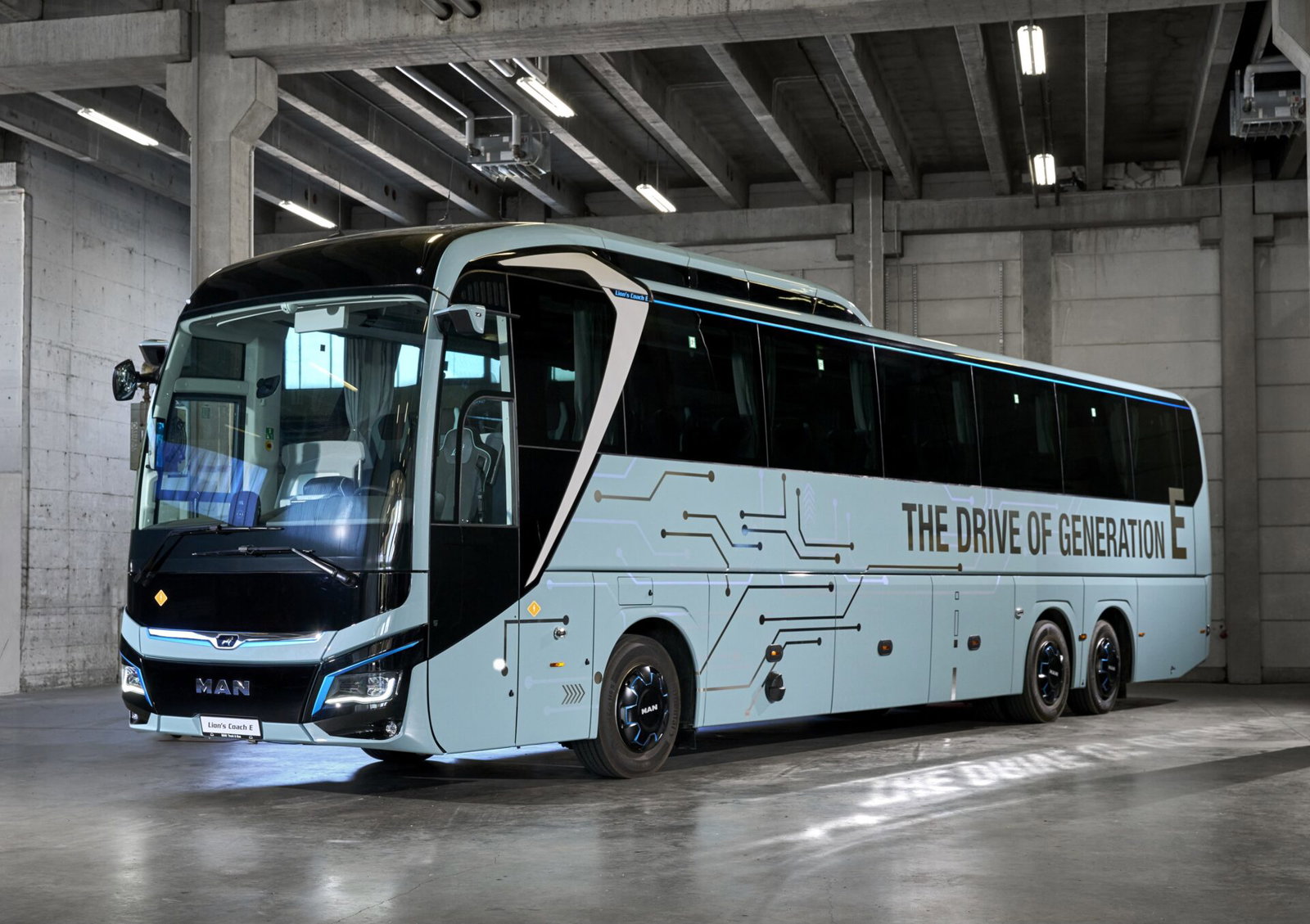 Az MAN bemutatta első elektromos távolsági autóbuszát, megérkezett a Lion’s Coach 14 E
