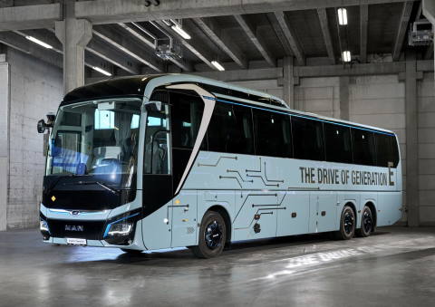 Az MAN bemutatta első elektromos távolsági autóbuszát, megérkezett a Lion’s Coach 14 E