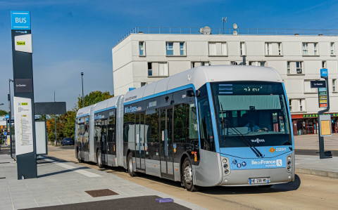 Célegyenesben a párizsi Tzen 4 BRT-projekt: megérkeztek a Van Hool duplacsuklós villanybuszok, elindult a tesztüzem