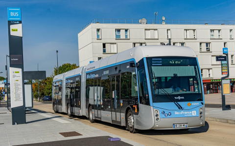 Célegyenesben a párizsi Tzen 4 BRT-projekt: megérkeztek a Van Hool duplacsuklós villanybuszok, elindult a tesztüzem