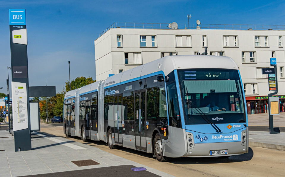 Célegyenesben a párizsi Tzen 4 BRT-projekt: megérkeztek a Van Hool duplacsuklós villanybuszok, elindult a tesztüzem