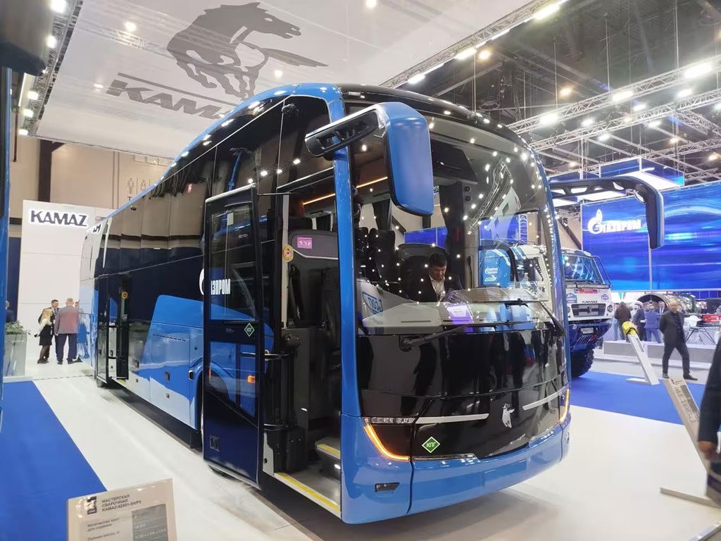 Vadonatúj gázüzemű turistabuszt mutatott be a KAMAZ