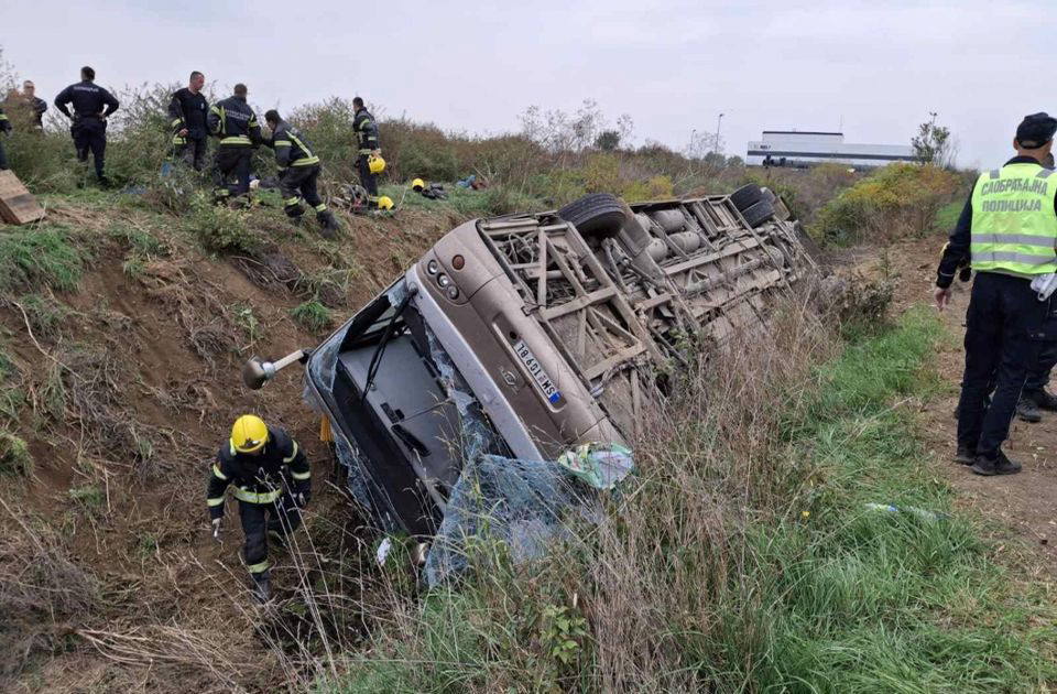 Halálos buszbaleset Szávaszentdemeternél: három halott és 80 sérült az árokba borult emeletes buszon