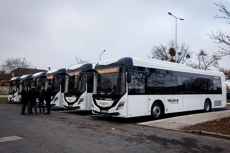 Tatára is megérkeztek a Volán új Ikarus 120e villanybuszai