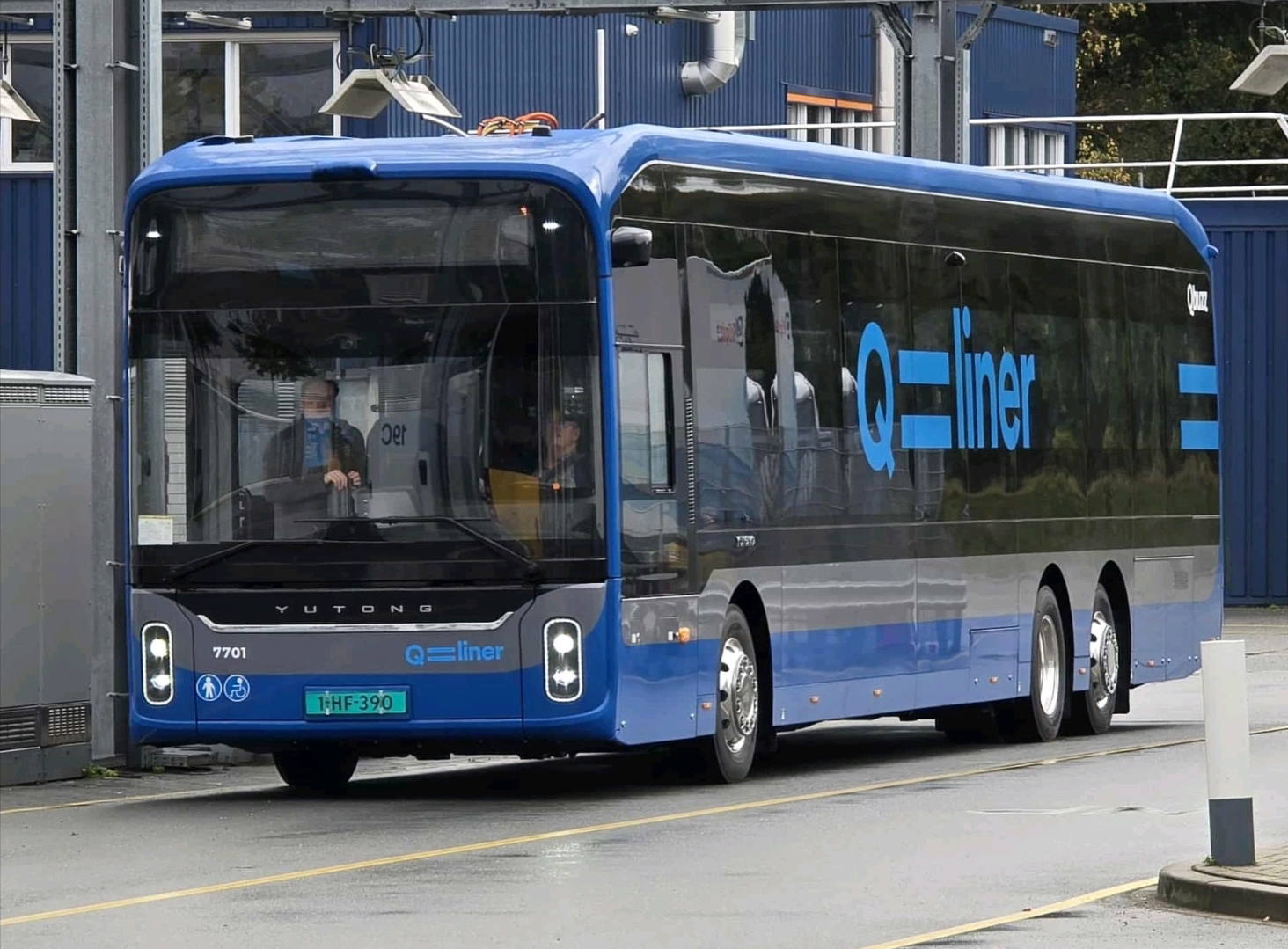 Van Hool villanybuszok helyett Yutong háromtengelyesekkel újul meg a Qbuzz Qliner flottája