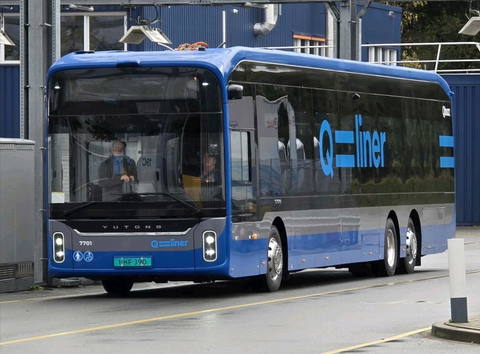 Van Hool villanybuszok helyett Yutong háromtengelyesekkel újul meg a Qbuzz Qliner flottája