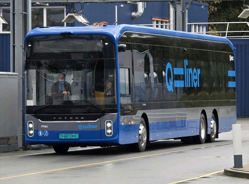 Van Hool villanybuszok helyett Yutong háromtengelyesekkel újul meg a Qbuzz Qliner flottája