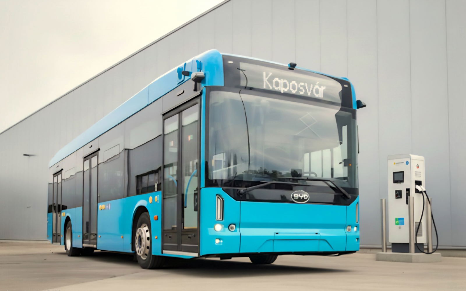 Tizenöt darab 180 kW-os töltőberendezés érkezik Kaposvár 15 darabos BYD–MAN villanybusz-flottájához