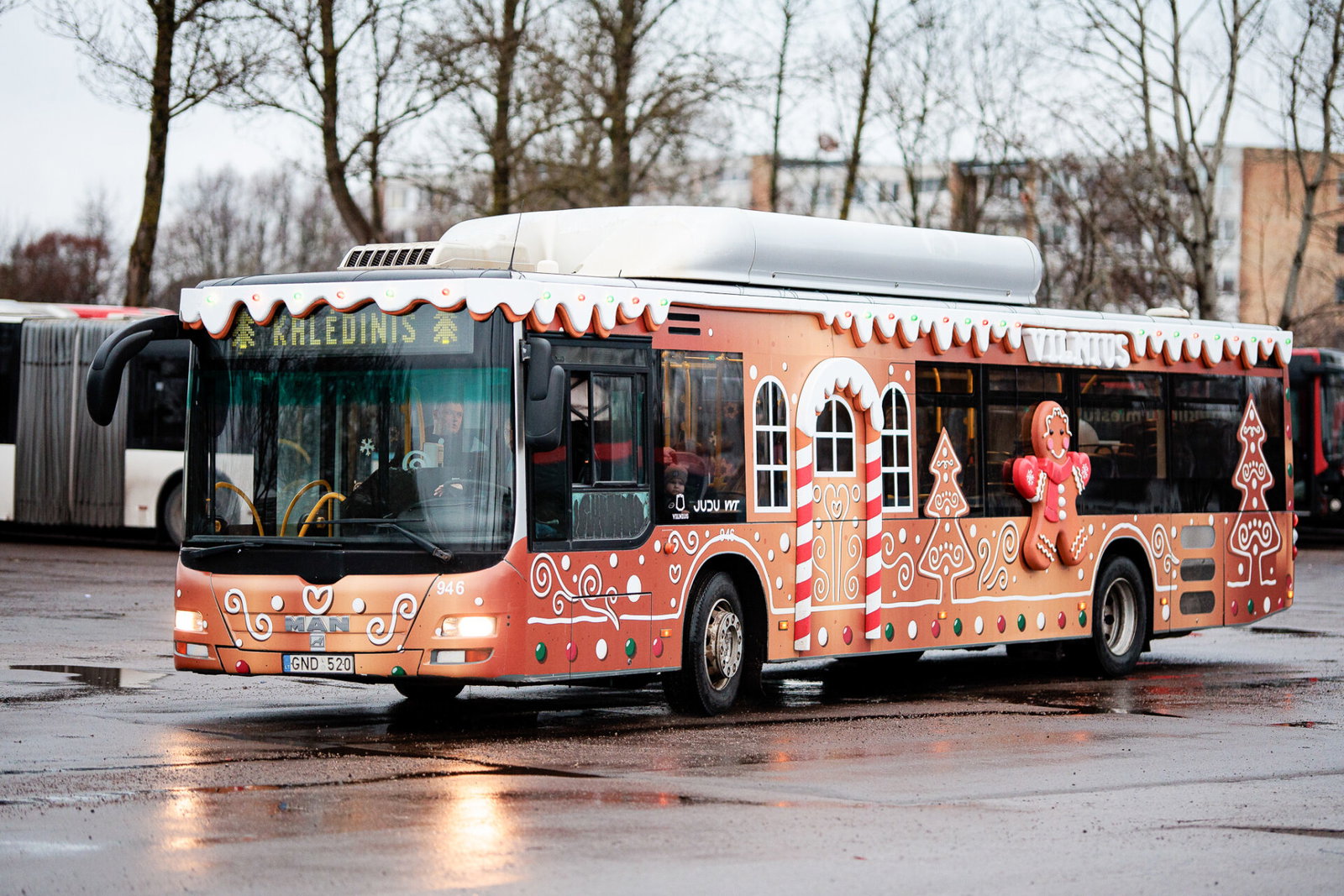 Mézeskalács-tematikájú díszítéssel állt forgalomba az idei karácsonyi busz Vilniusban