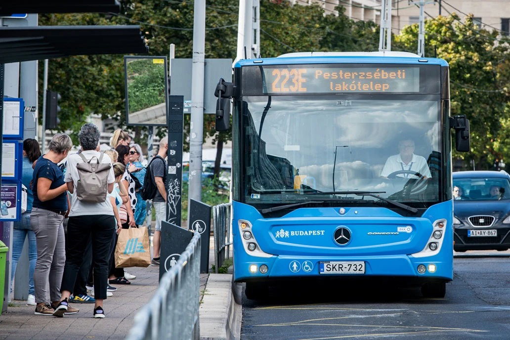 Elindult az első budapesti „metróbusz”, a meghosszabbított 223E járat