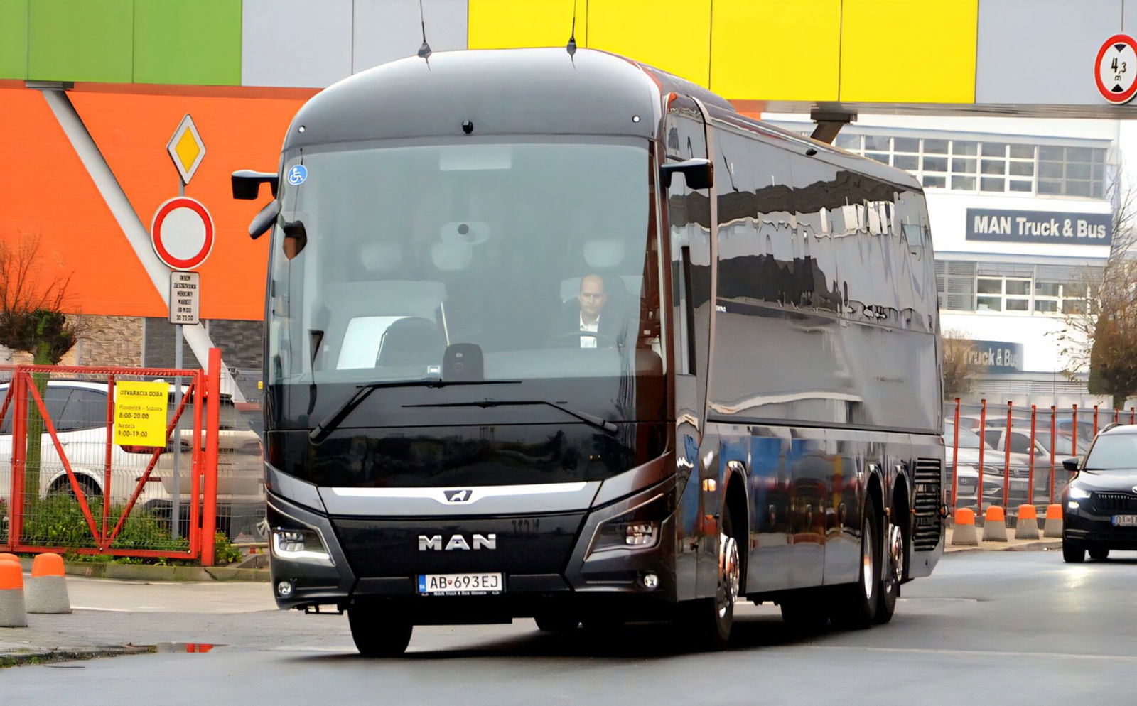 Integrált kerekesszék-emelővel felszerelt MAN Lion’s Coach L állt forgalomba Szlovákiában