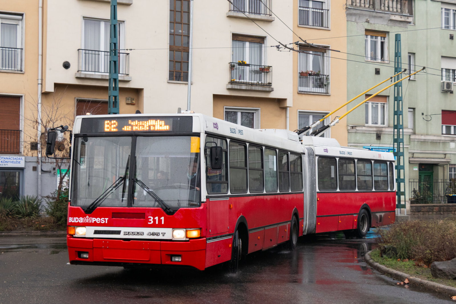 Nosztalgia Ikarus 435T-vel búcsúzik az utolsó trolibusz-betétjáratként üzemelő 82A vonaltól a BKV