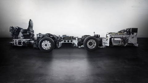 Hibrid hajtású önjáró alvázat mutatott be az európai piac számára a Mercedes-Benz