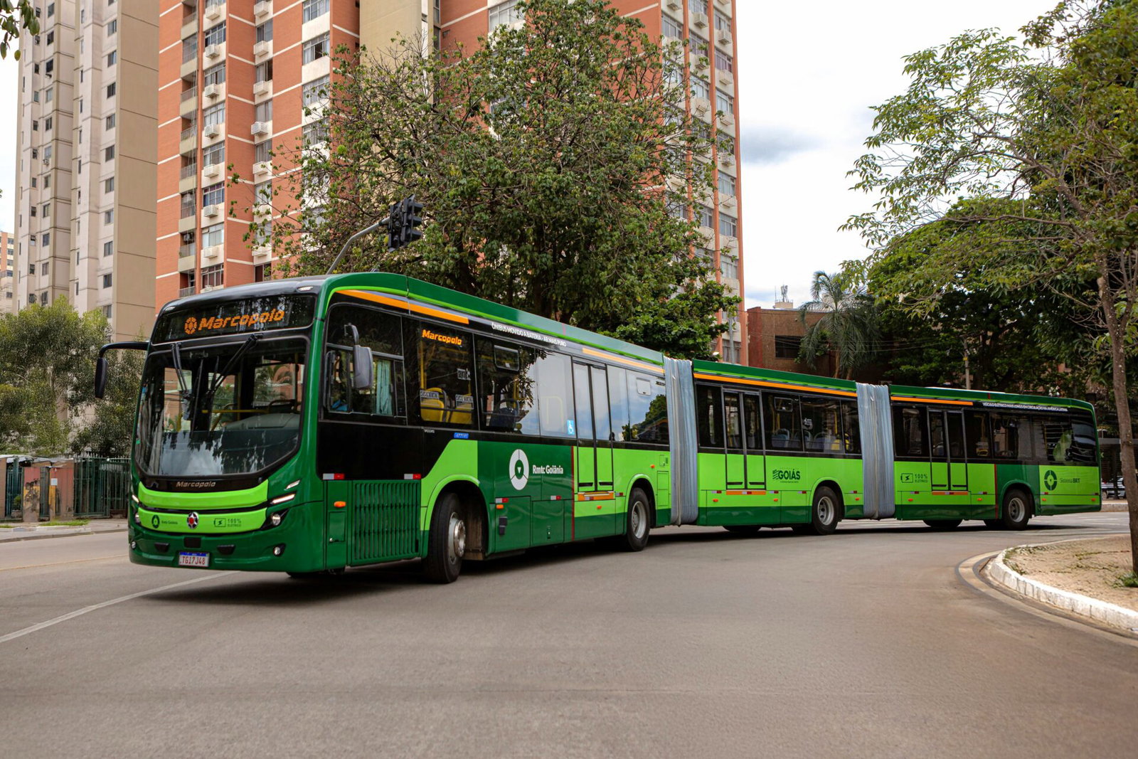 Megérkeztek a Volvo Buses első elektromos duplacsuklós autóbuszai Goiâniaba