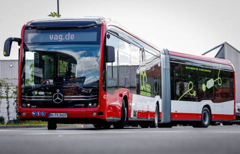What should an electric bus carry: batteries – or passengers?