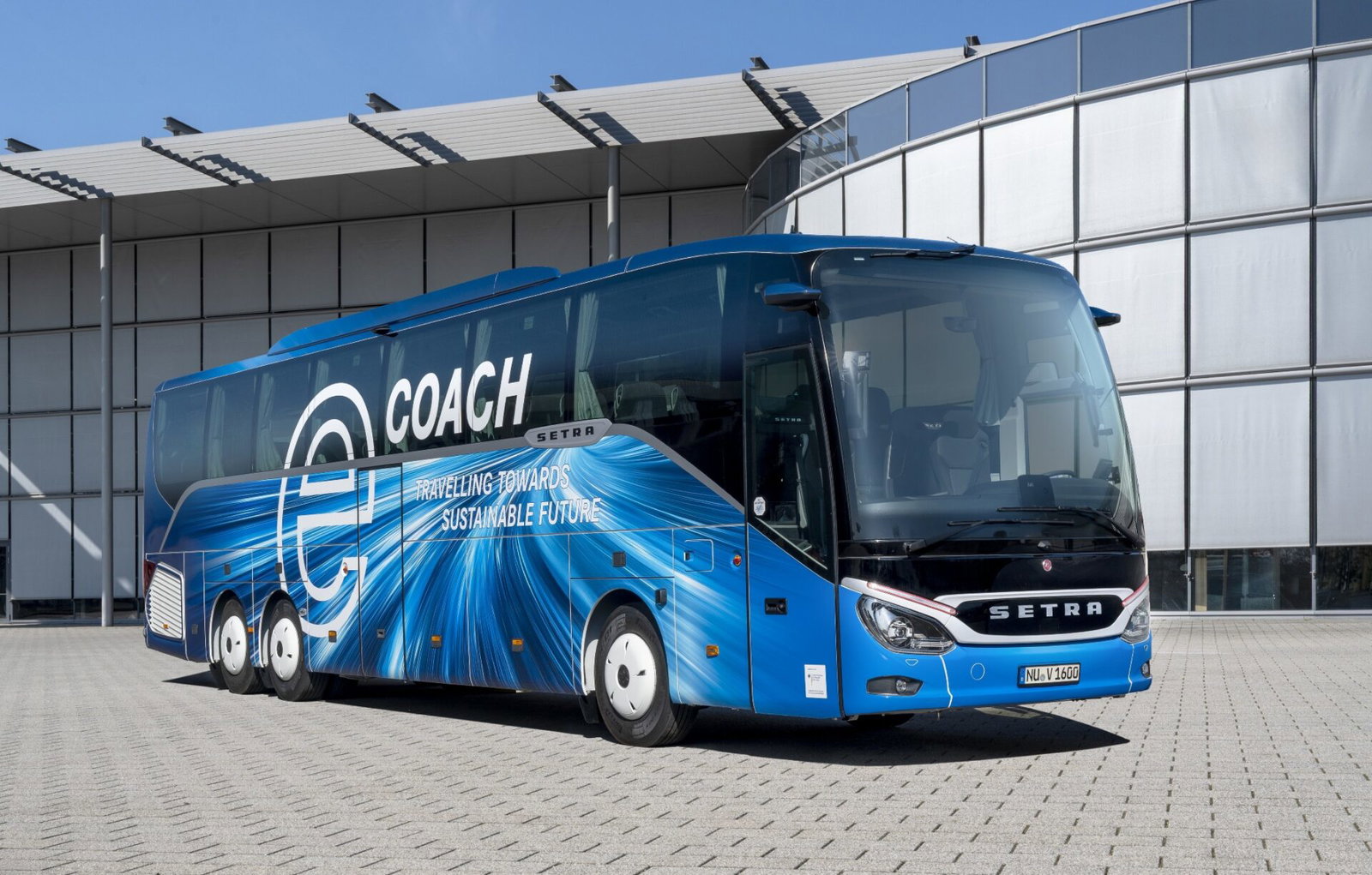 Elektromos távolsági buszon dolgozik a Daimler Buses – elkészült az eCoach prototípus