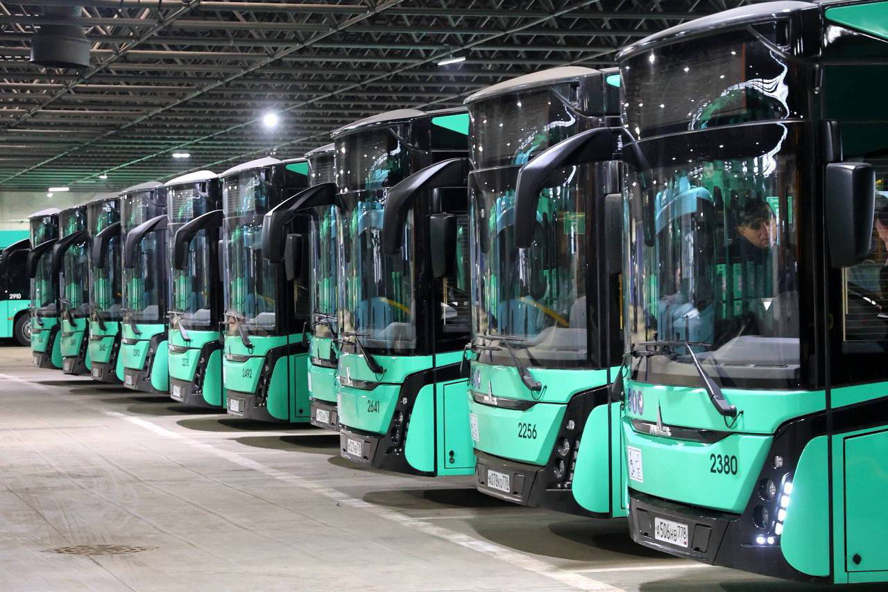 Száz új MAZ villanybusz kezdte meg szolgálatát Szentpéterváron