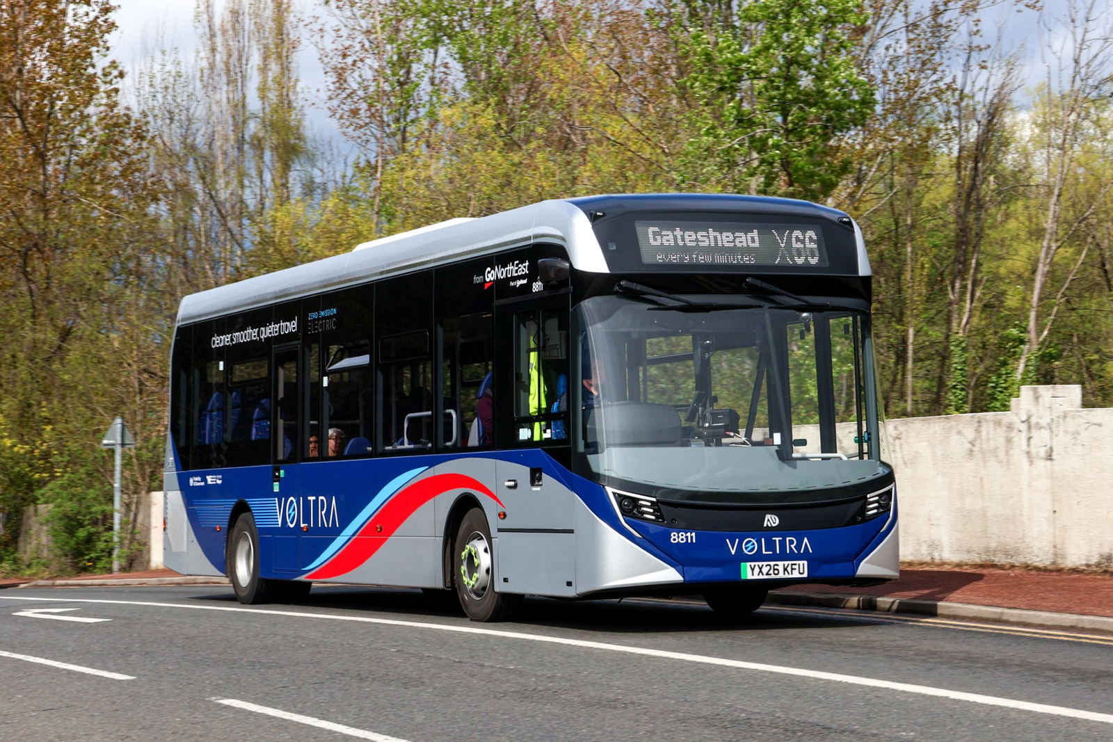Utasforgalomba álltak az első újgenerációs Alexander Dennis Enviro200EV villanybuszok