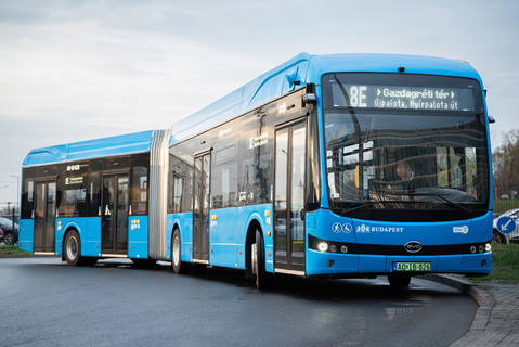 Budapesten is eljött a csuklós villanybuszok kora: forgalomban az ArrivaBus első BYD eBus B19-esei