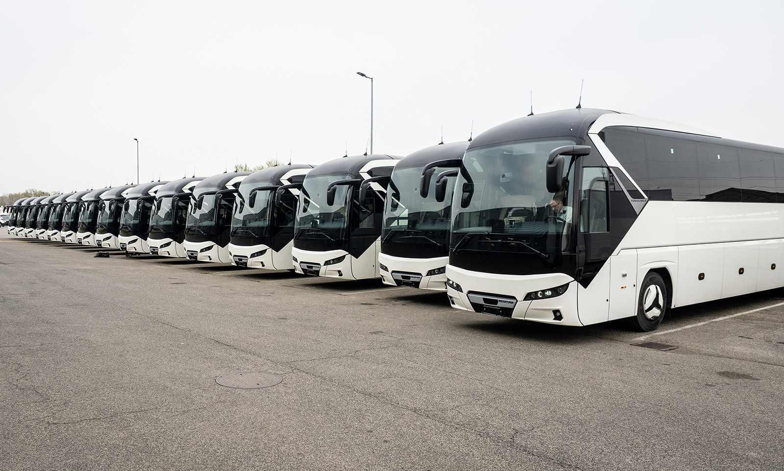 Tizenöt új Neoplan Tourlinerrel bővítette állományát az Infinitours-busz.hu