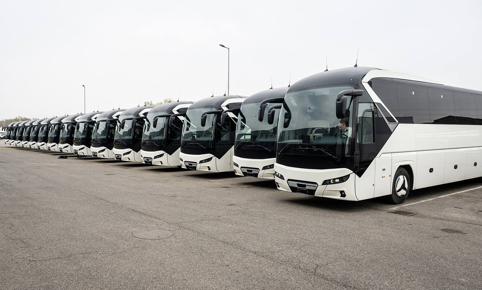 Tizenöt új Neoplan Tourlinerrel bővítette állományát az Infinitours-busz.hu