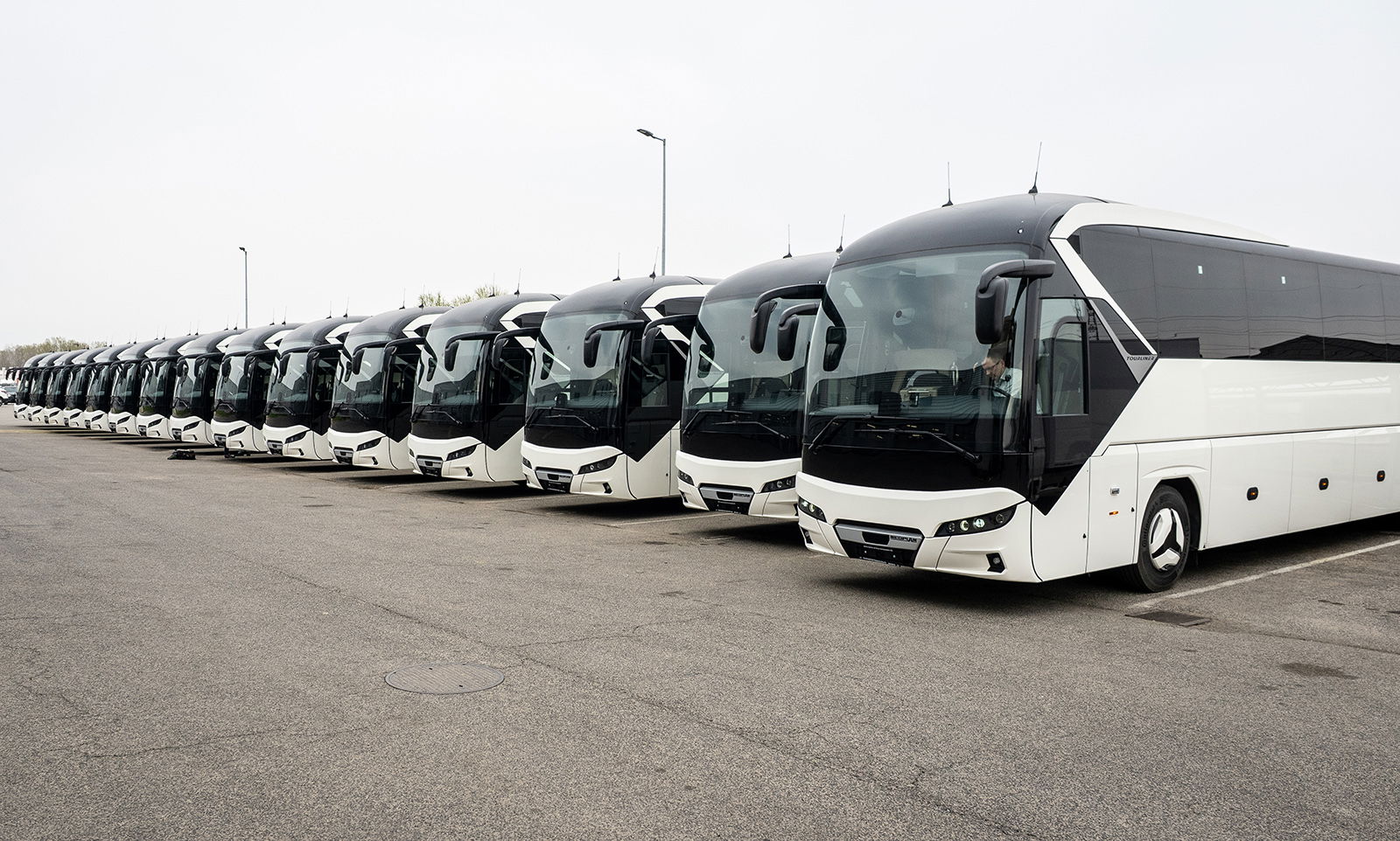 Tizenöt új Neoplan Tourlinerrel bővítette állományát az Infinitours-busz.hu