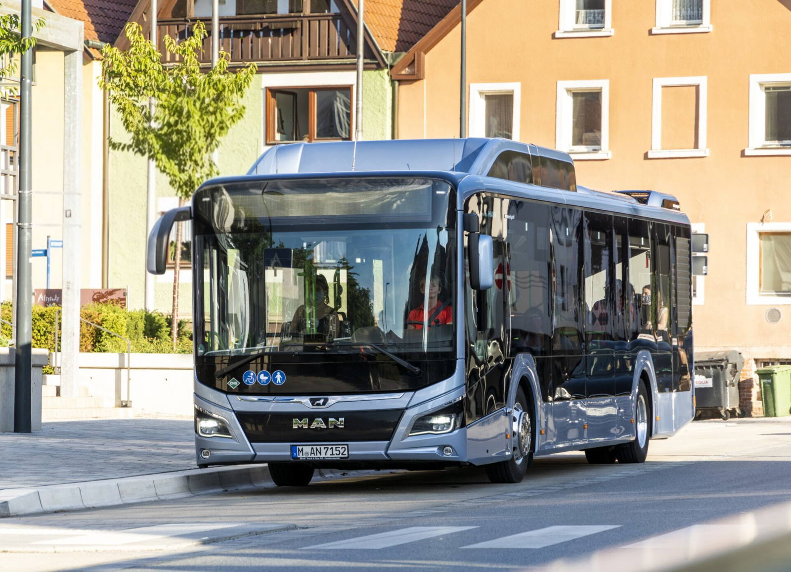 A Hexagon Agility 350 biometán üzemű Scania és MAN helyközi buszhoz szállít CNG-rendszereket