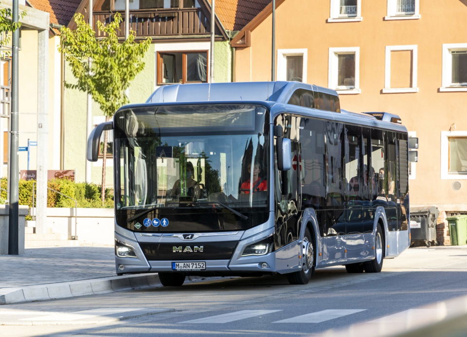 A Hexagon Agility 350 biometán üzemű Scania és MAN helyközi buszhoz szállít CNG-rendszereket