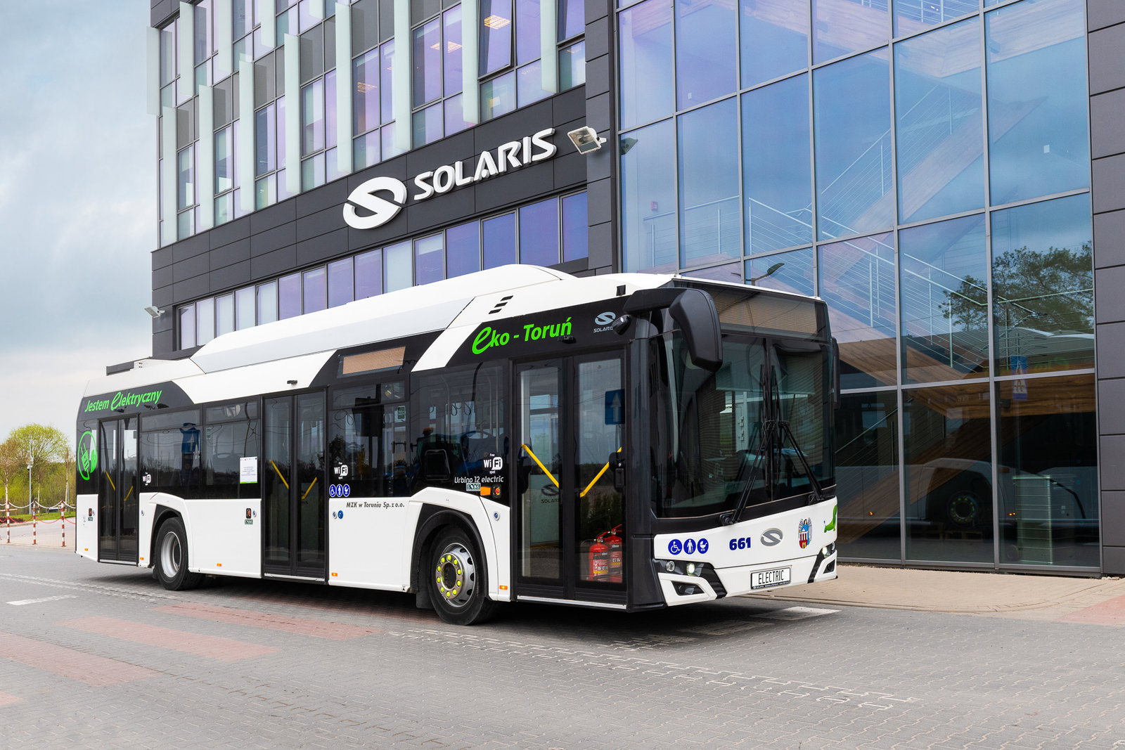 Negyven új Solaris villanybusszal bővítette flottáját a lengyelországi Toruń