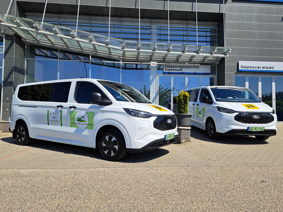 Megérkeztek a hazai tankerületi központok első elektromos Ford minibuszai