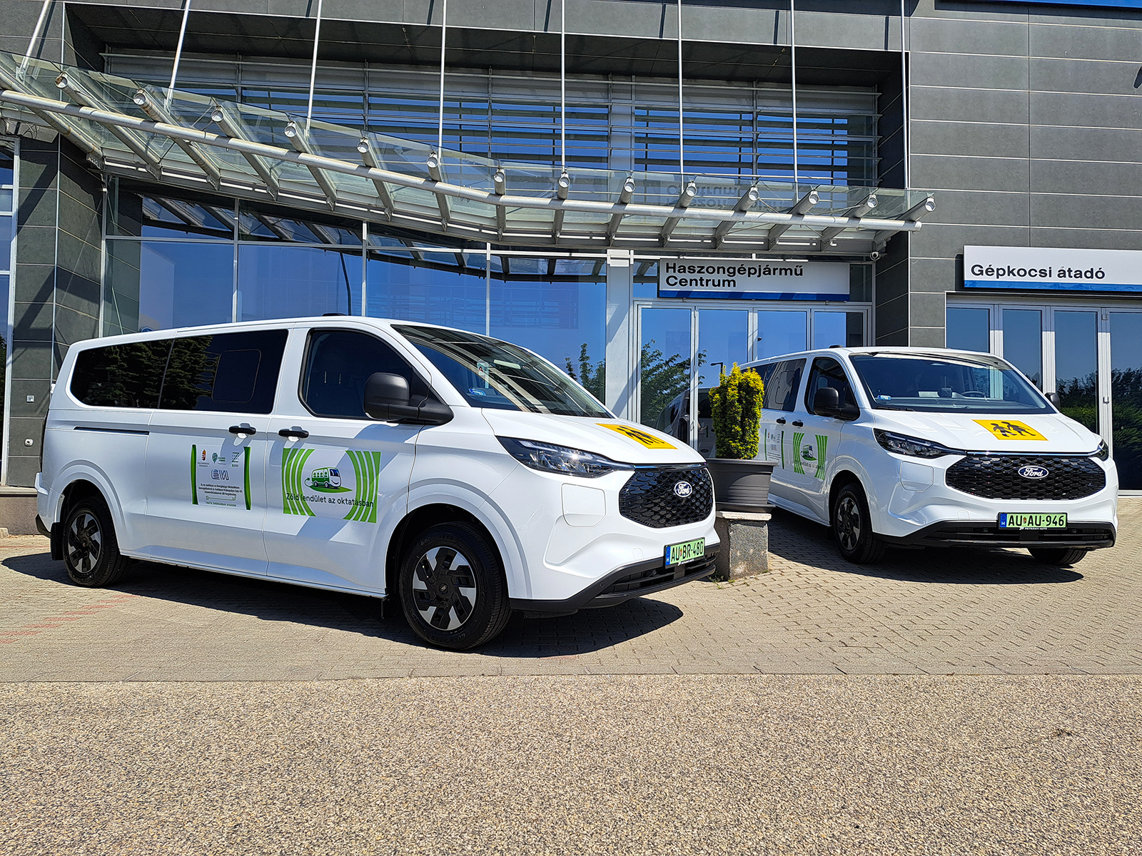 Megérkeztek a hazai tankerületi központok első elektromos Ford minibuszai