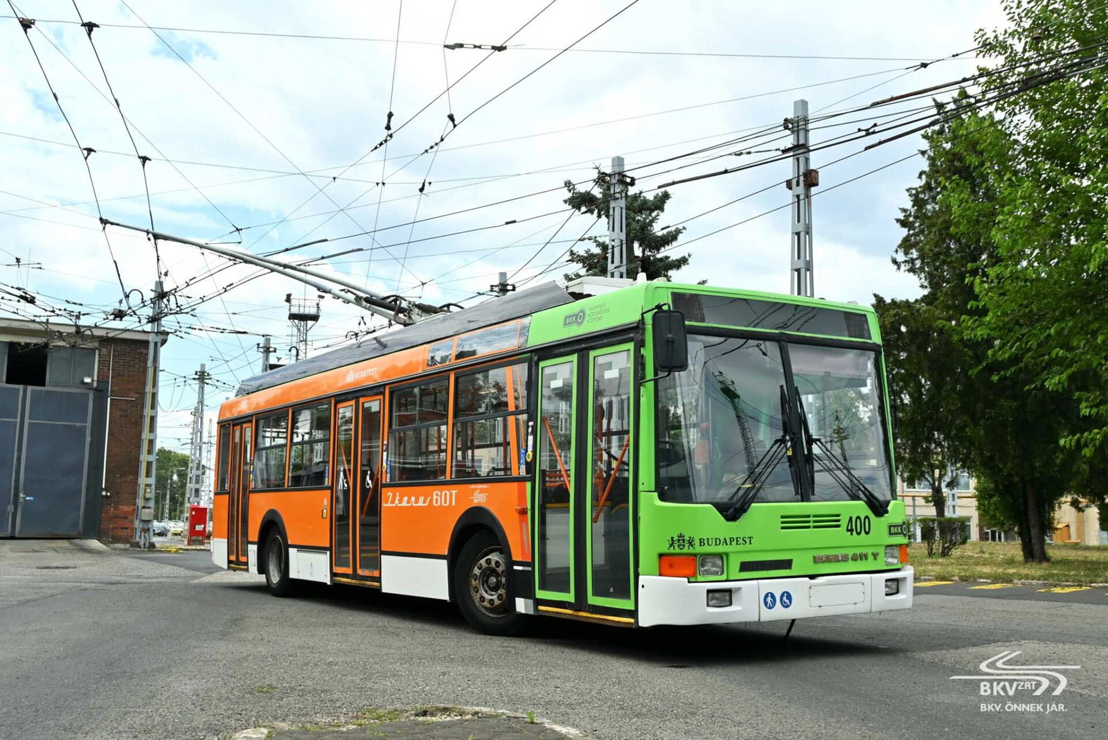 Búcsúznak Budapest útjaitól az Ikarus 411T és Ikarus 412GT trolibuszok