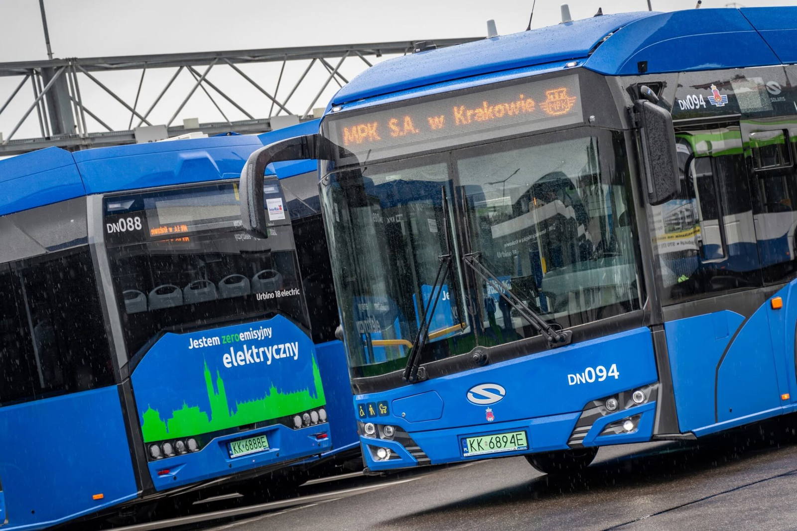 Tizenöt csuklós Solaris villanybusszal erősít Krakkó, már 158 e-busz közlekedik a városban