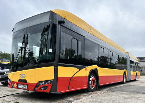 Félezer villanybusz felé tart Varsó: megérkezett az új Solaris-flotta első járműve