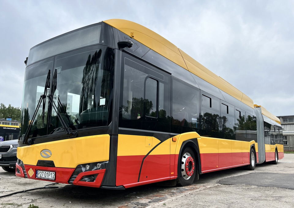 Félezer villanybusz felé tart Varsó: megérkezett az új Solaris-flotta első járműve