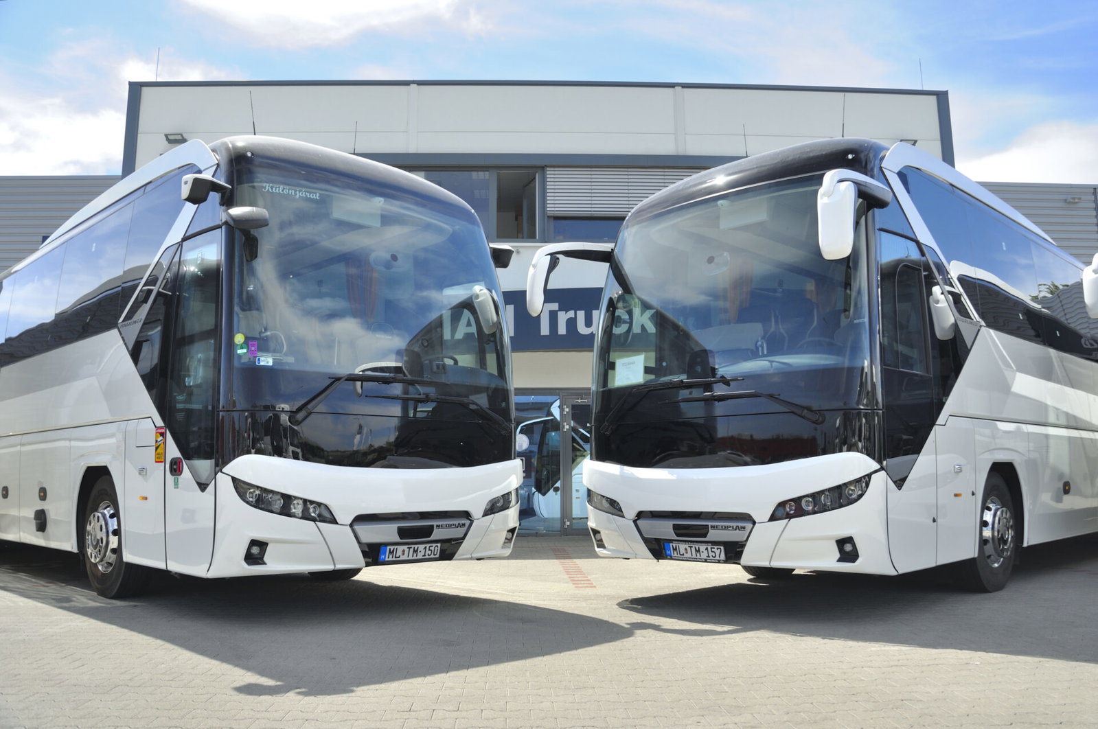 Nyolc új Neoplan Tourlinerrel erősített a Molteam