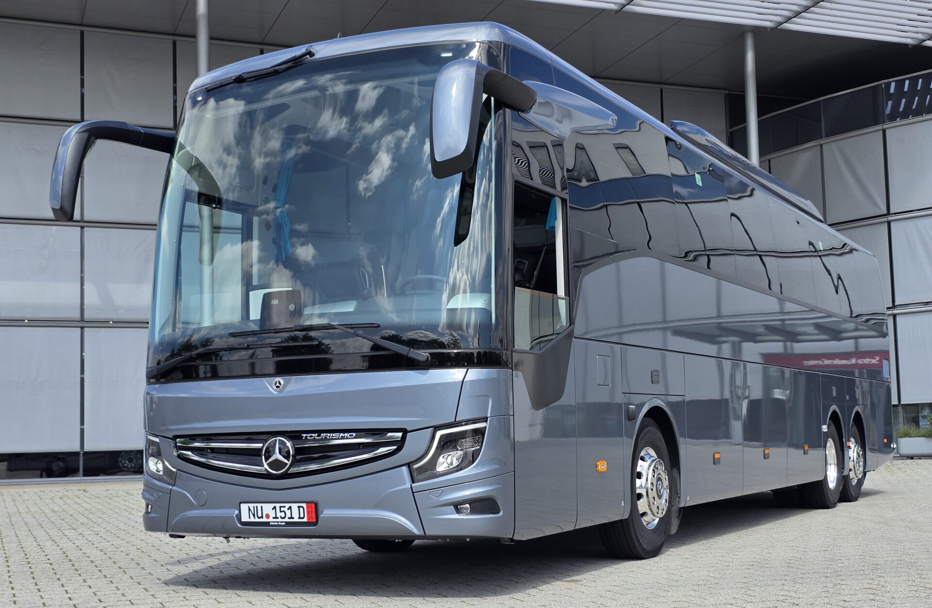 Egy háromtengelyes Mercedes-Benz Tourismo forgalomba állításával kezdődik új korszak a Viatoribusnál