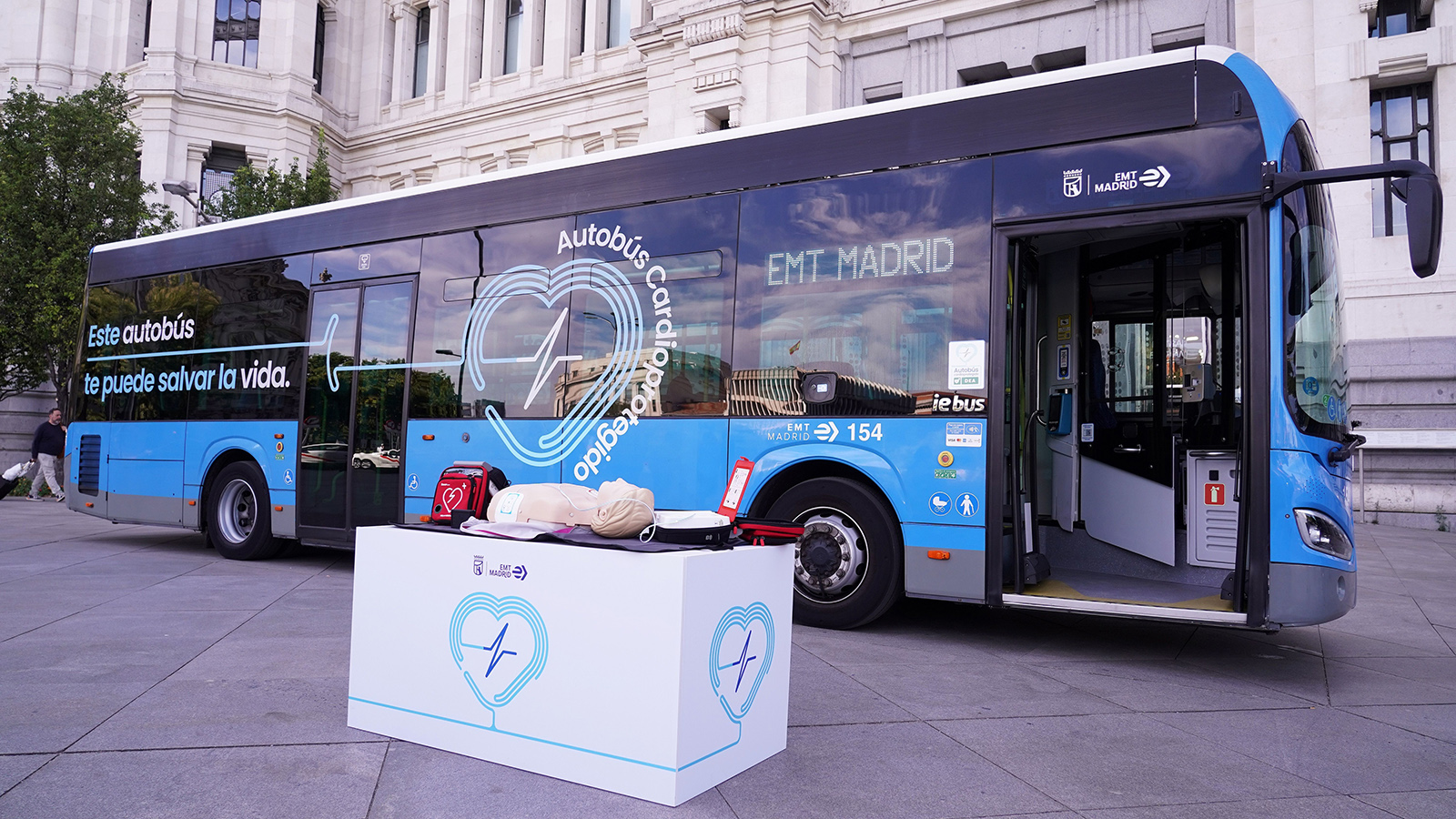 Defibrillátorokkal szereli fel autóbuszait az EMT Madrid
