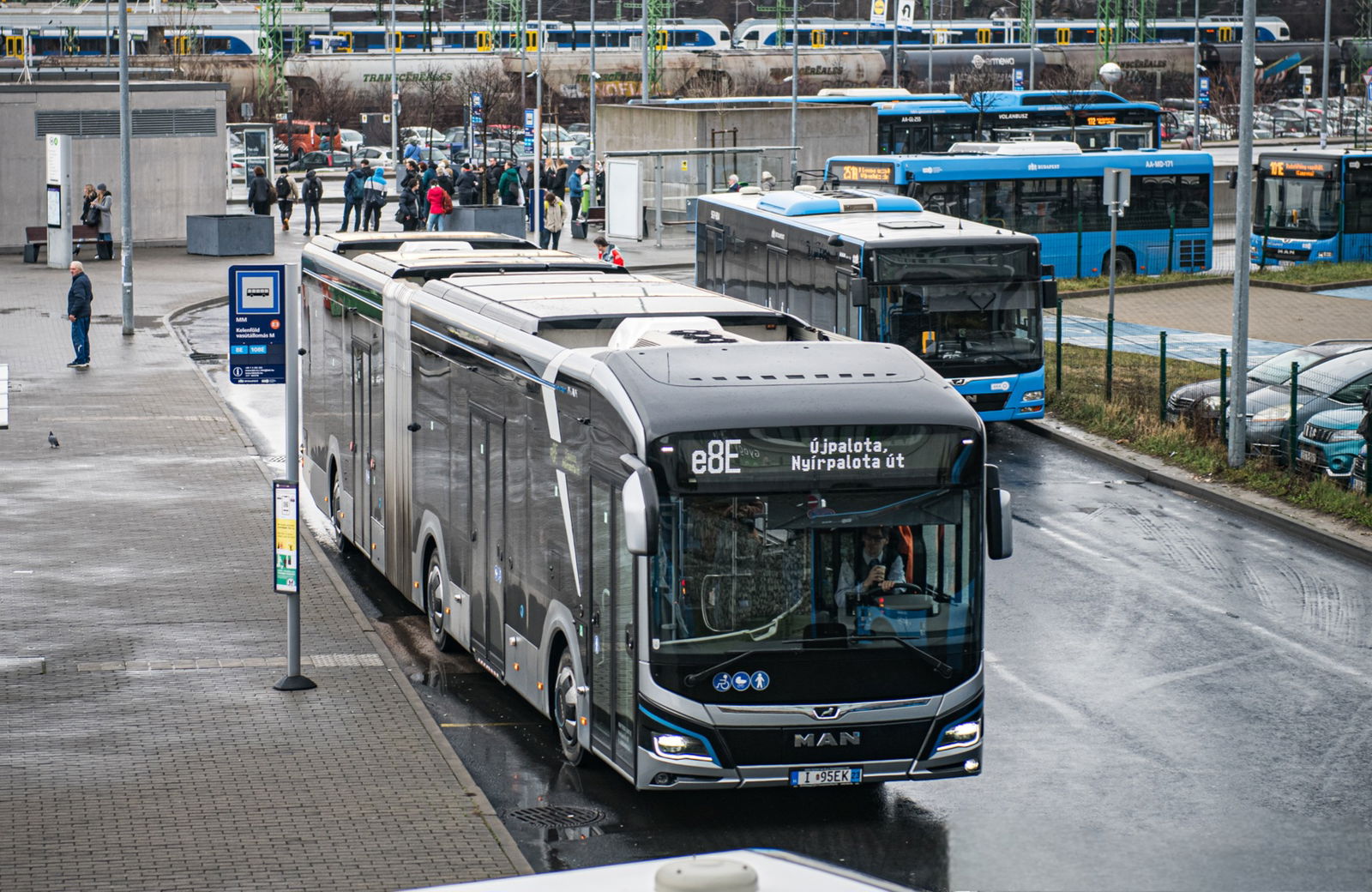 Több száz új elektromos busz beszerzését készíti elő a BKK és a BKV