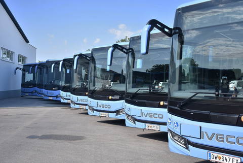 Harminchat új Iveco Crossway Low Entry helyközi autóbuszt vett át Felsőőrben a Dr. Richard