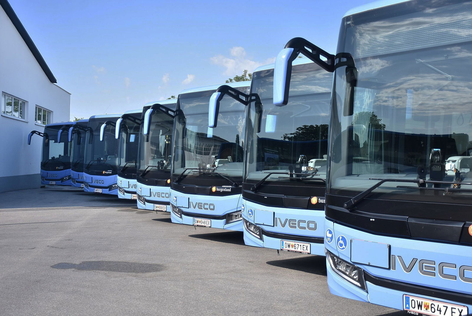 Harminchat új Iveco Crossway Low Entry helyközi autóbuszt vett át Felsőőrben a Dr. Richard