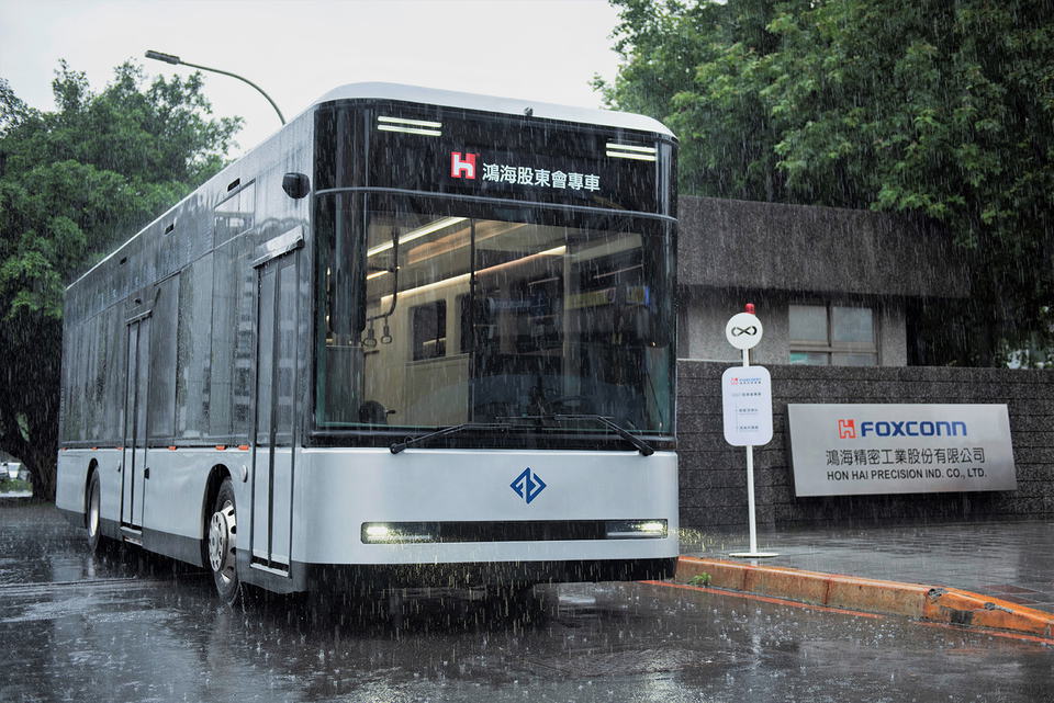 Bemutatták a Mitsubishi Fuso és a Foxconn közös buszgyártó cégének nevét és logóját